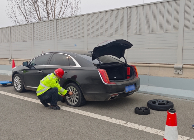 C:\Users\Administrator\Desktop\京哈北线分公司指挥调度中心：清明假期守坦途 助力换胎保畅通\22