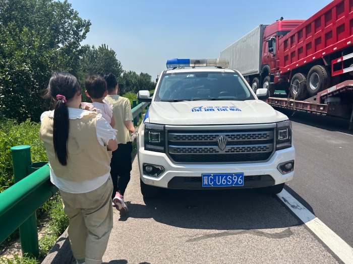 2025.6.23高温下的守护：迁安保通保畅应急大队及时救助被困老幼
