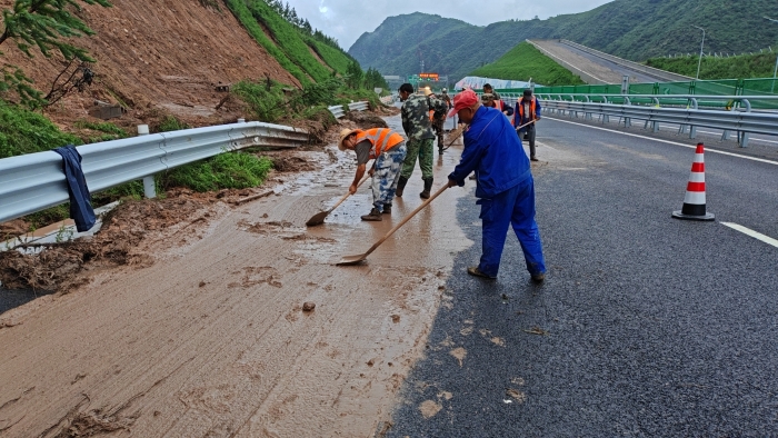 张家口分中心延崇养护队汛期保畅 连夜抢修滑坡路段