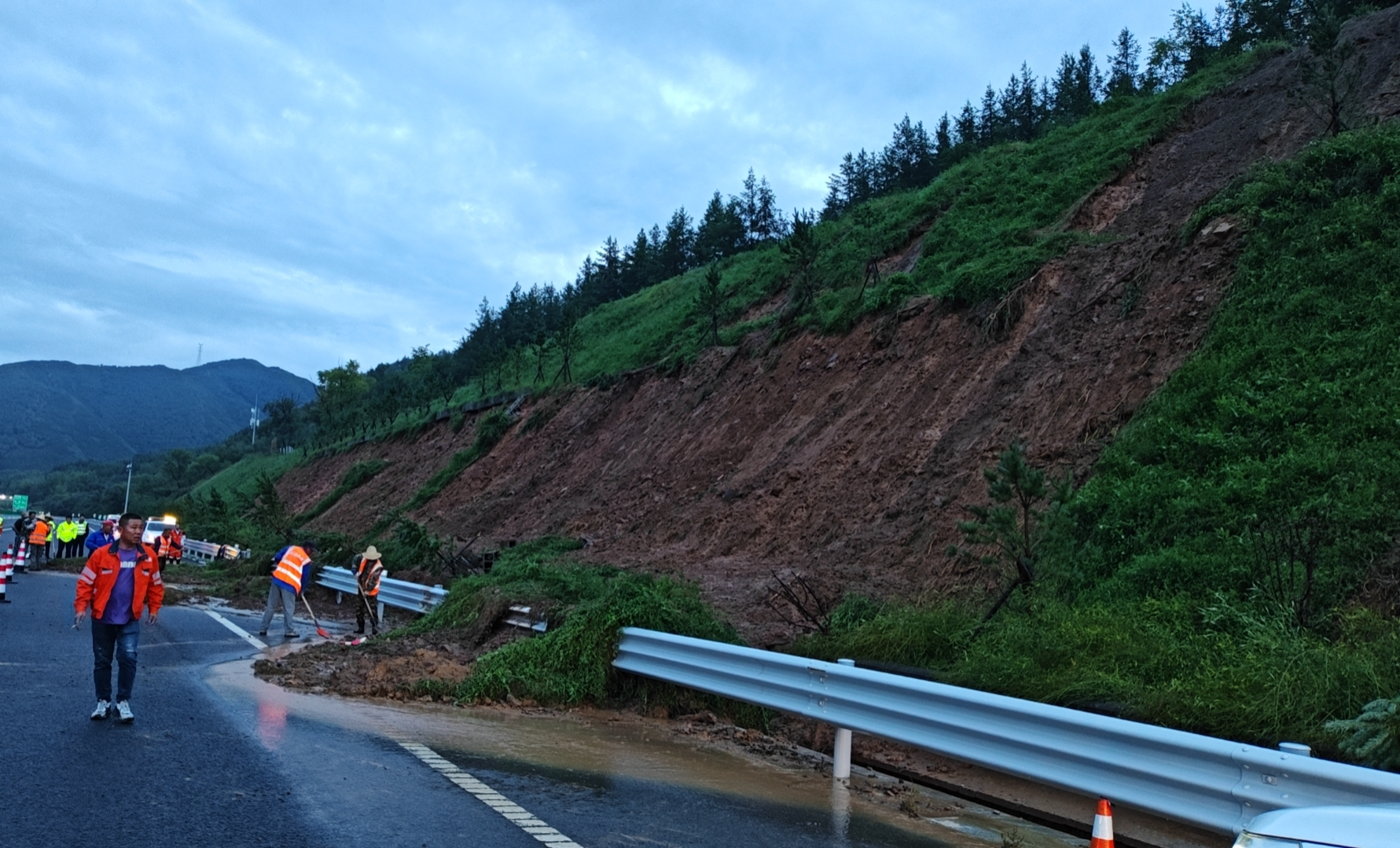 张家口分中心延崇养护队汛期保畅 连夜抢修滑坡路段1