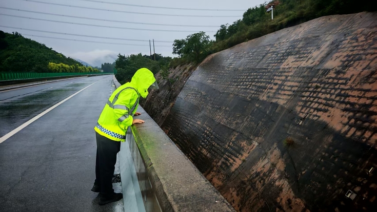 C:\Users\Administrator\Desktop\京哈北线分公司指挥调度中心多举措做防汛工作\微信图片_20250827102022