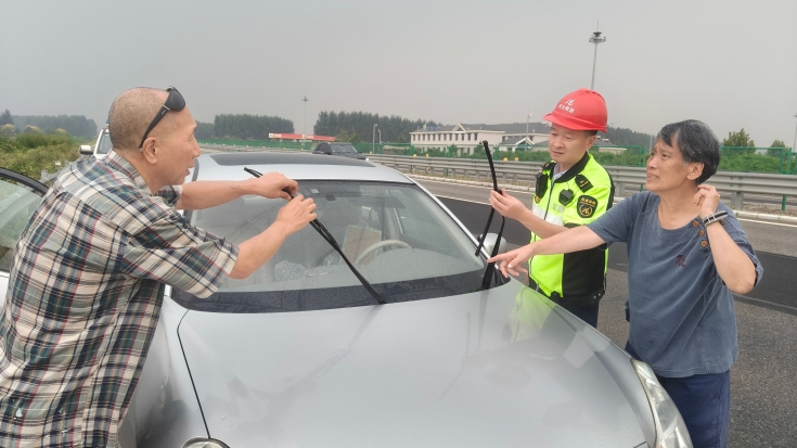 C:\Users\Administrator\Desktop\6日，京哈北线分公司指挥调度中心：高速暖心援助 助力司机修复雨刷\1