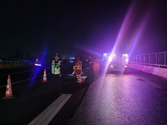 2025.10.10京秦分公司迁安保通保畅应急大队高效处置路面隐患1