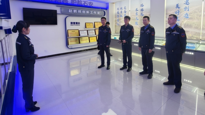 D:\内业综合岗\14.宣传工作\稿件\2025年\2025.10-2025.12\20251031京哈北线分公司赴石安分公司进行学习交流\创新工作室