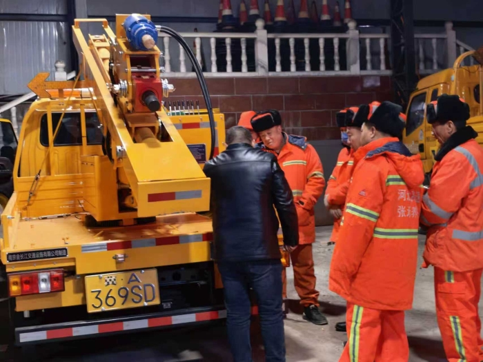 以训促能强技能 护航高速保畅通——张家口养护队组织护栏抢修车操作技能现场培训1