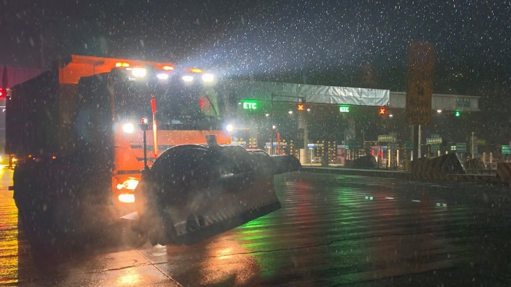 C:\Users\Administrator\Desktop\雪落即清 全程畅通——京哈北线分公司指挥调度中心高效应对23日凌晨降雪\111