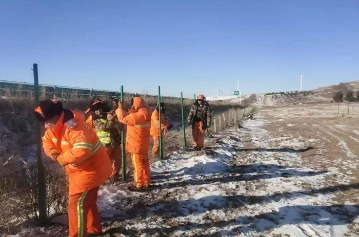 张家口分中心沽源养护队：低温攻坚筑“防线” 隐患清零保畅通