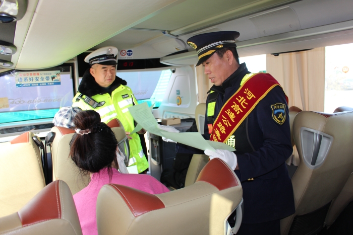 2026-2-2 石家庄东收费站联合高速交警部门开展“平安春运”文明交通倡议活动 (2)