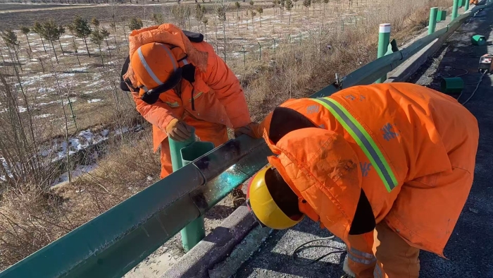 寒冬日坚守保通途 张家口分中心沽源养护队筑牢高速安全防线
