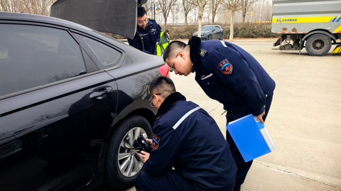 D:\内业综合岗\14.宣传工作\稿件\2026年\202601-202603\20260210京哈北线分公司稽核管理中心绷紧弦、查隐患 抓实春节前安全保障\车辆检查