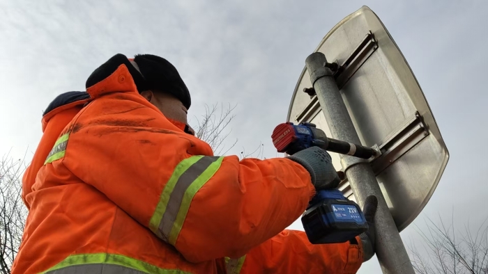 大风过后党旗红 张家口分中心崇礼养护队火速修复交安设施 -1